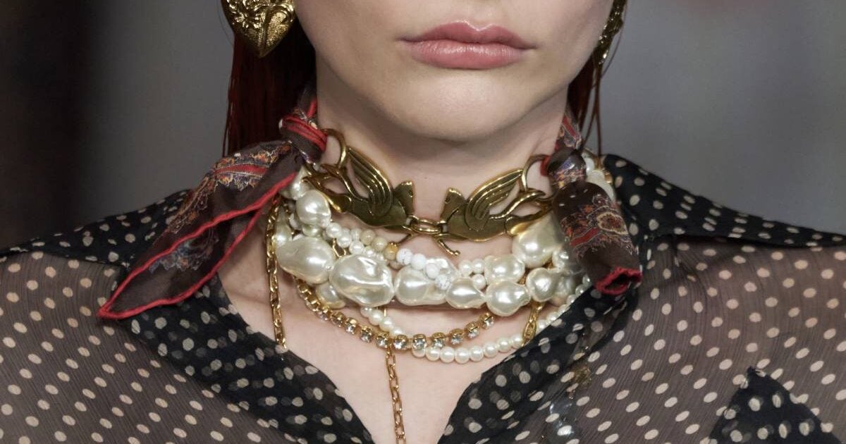 donna con collana di perle