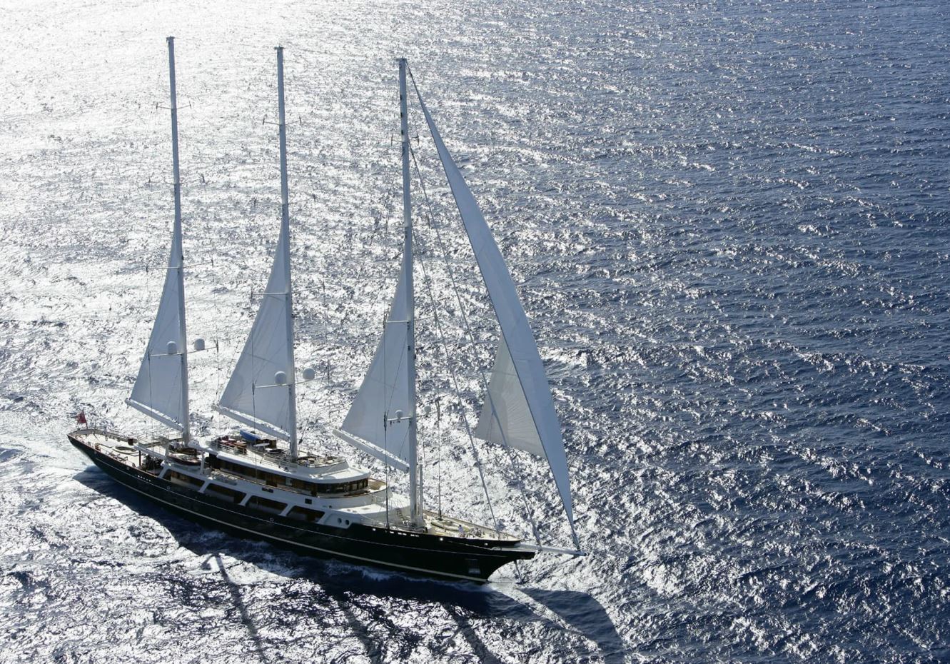 a (sailing yacht)