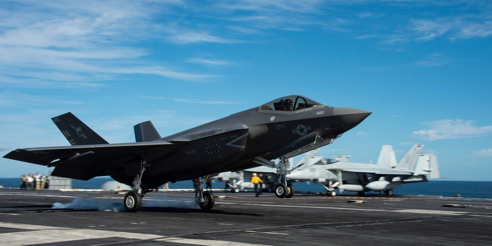 f 35 jet crashes on aircraft carrier